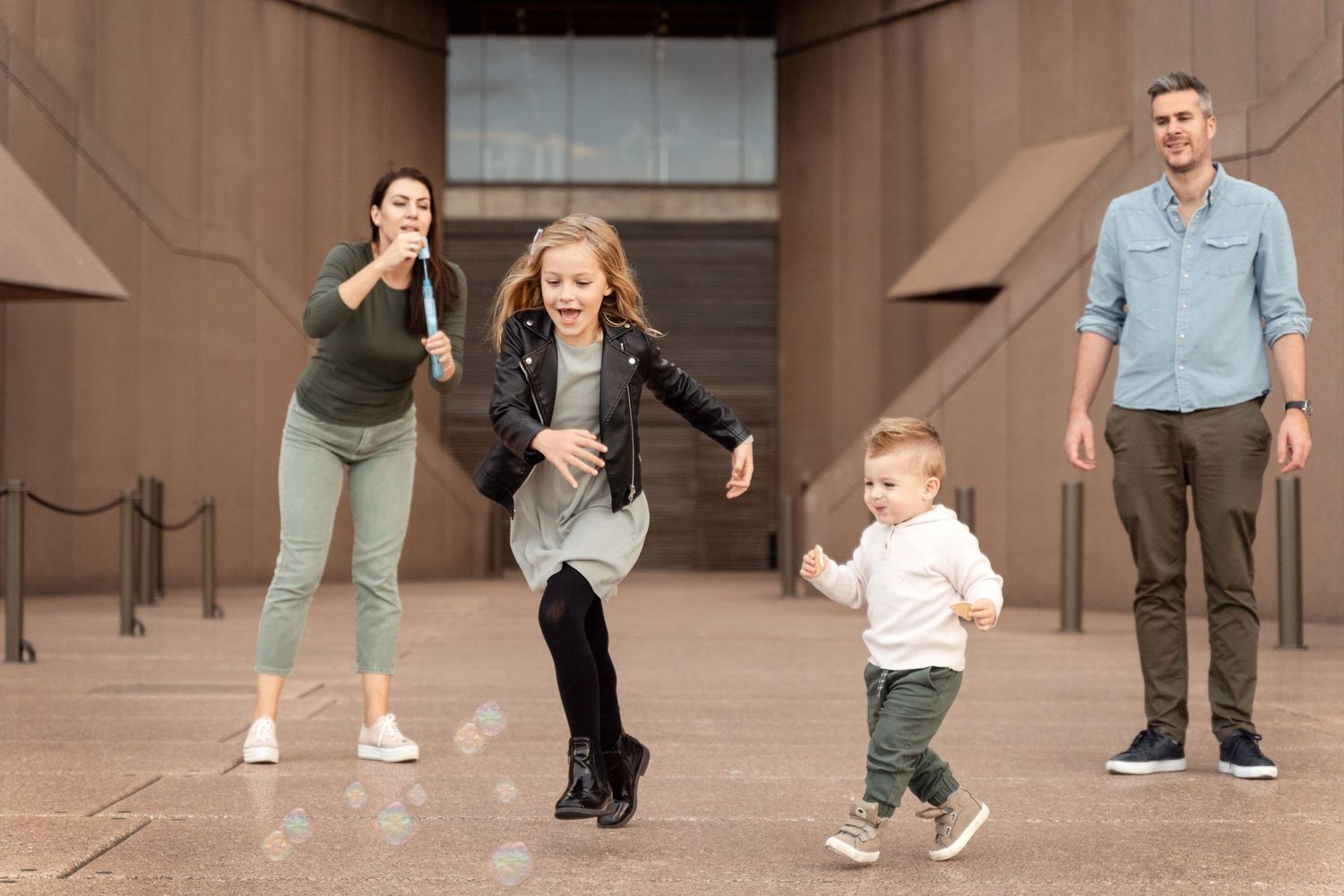 family is playing at the sydney opera house, family photoshoot