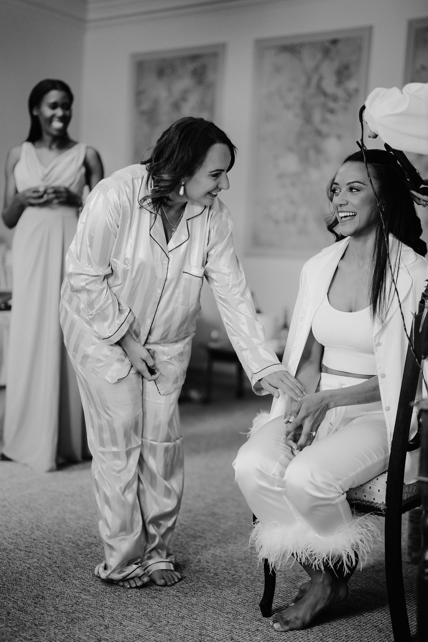 bride-and-bridesmaids-getting-ready-stockton-house-wedding-shropshire