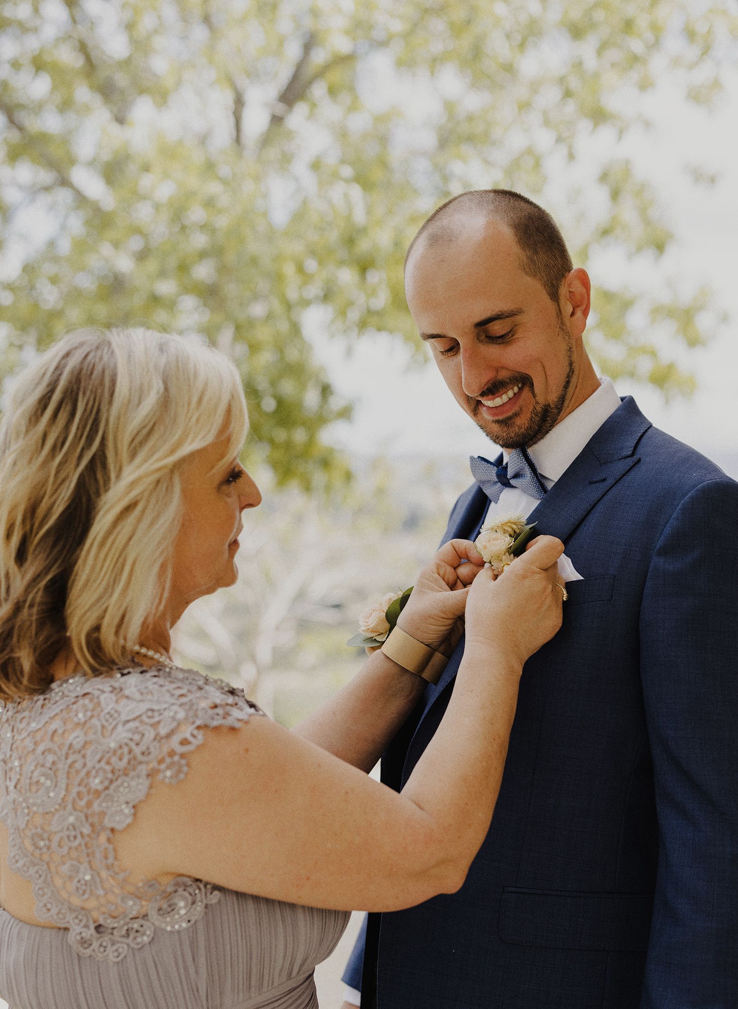 E Noelle Photography in-home wedding in Hidden Hills Los Angeles, mother of groom pinning boutonnière