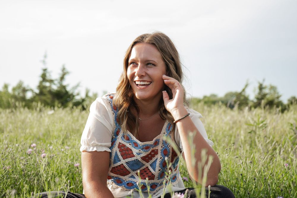 Girl senior photo in a field.