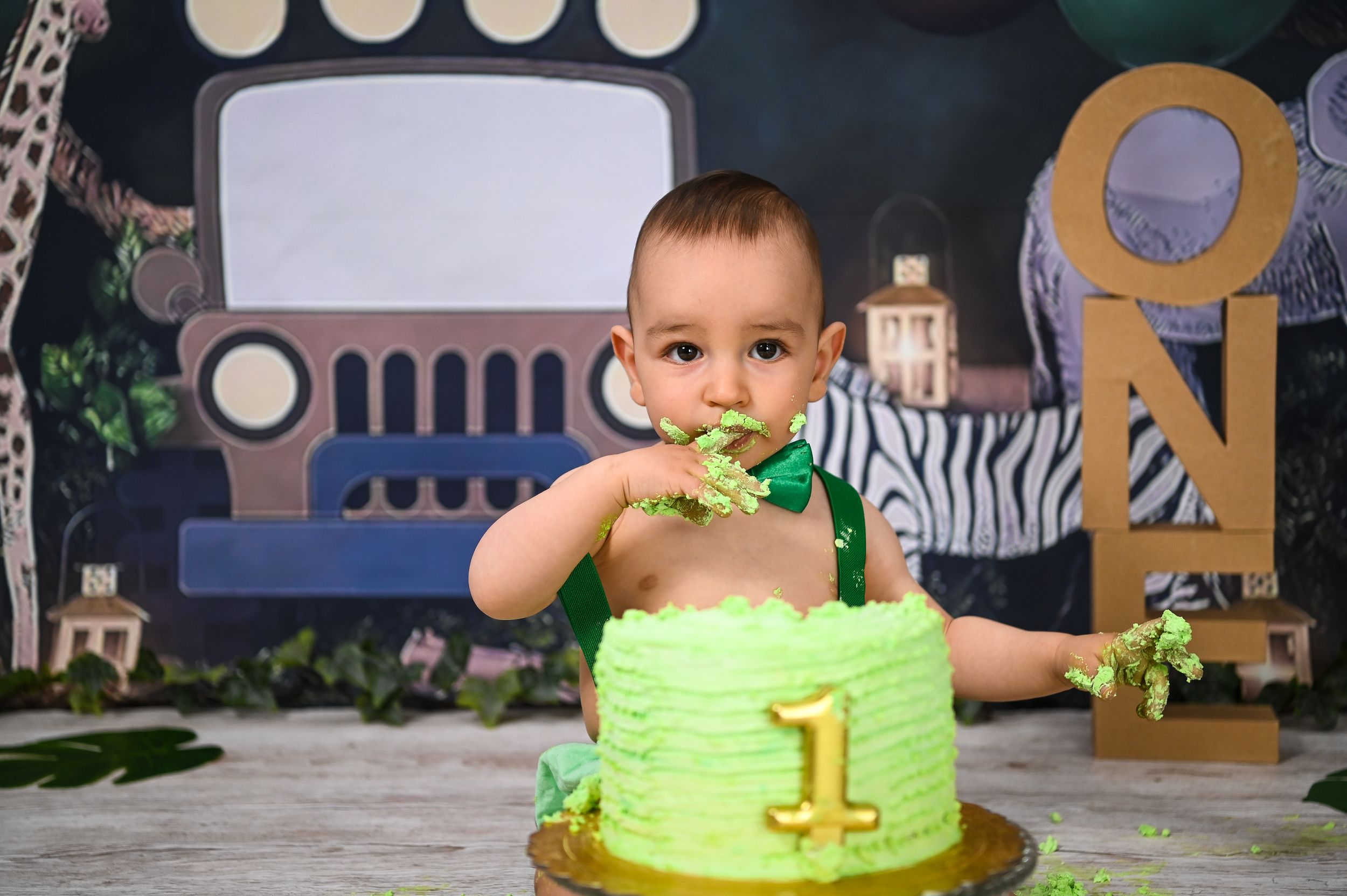 Jungle-themed birthday party display with safari animals and festive decorations.