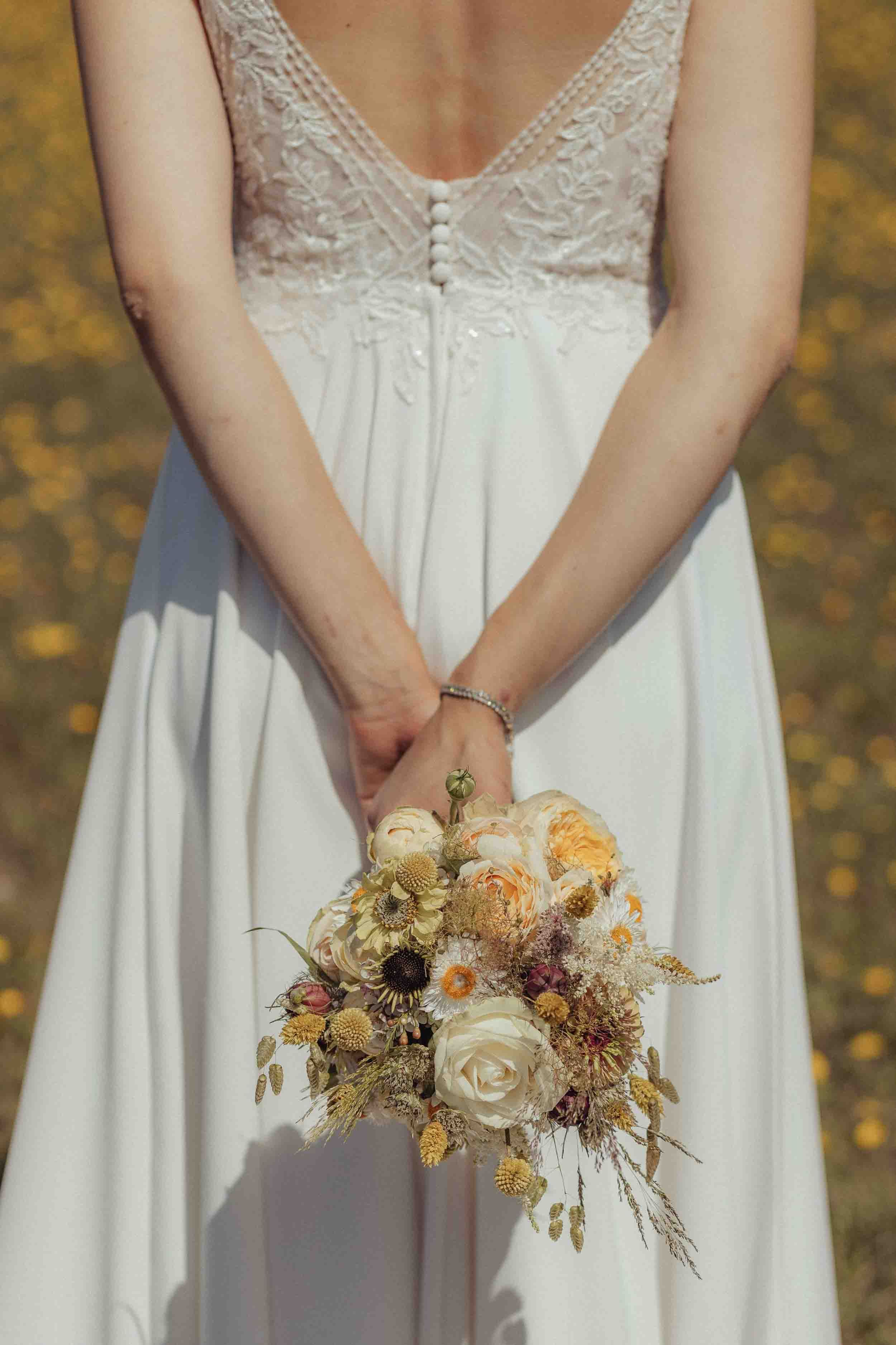 bruid in bruidsjurk met bloemen
