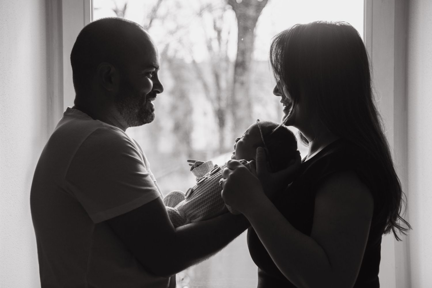 Neugeborenenfotos Berlin Neugeborenenfotografie mit Eltern Babyfotograf Babyshooting Emotionale Babyfotos
