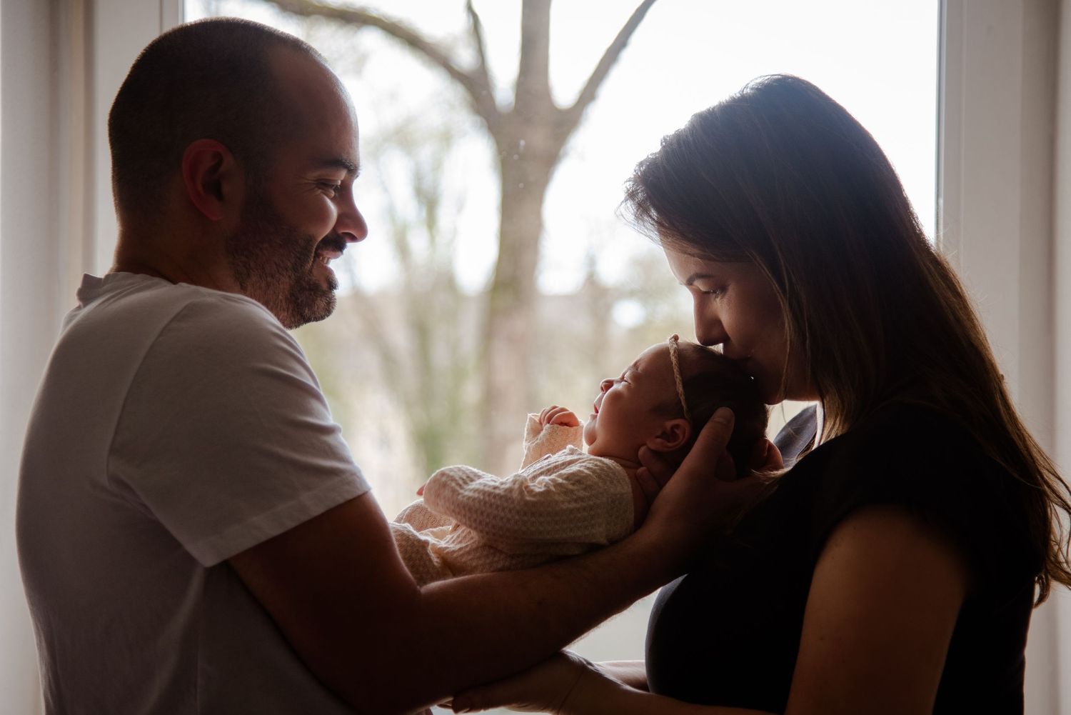 Neugeborenenfotos Berlin Neugeborenenfotografie mit Eltern Babyfotograf Babyshooting Emotionale Babyfotos