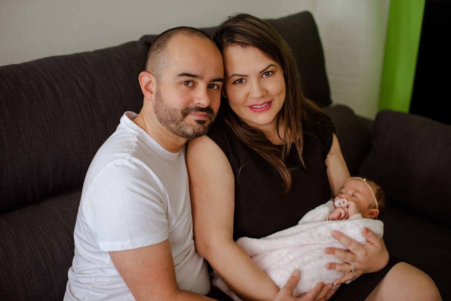 Neugeborenenfotos Berlin Neugeborenenfotografie mit Eltern Babyfotograf Babyshooting Emotionale Babyfotos
