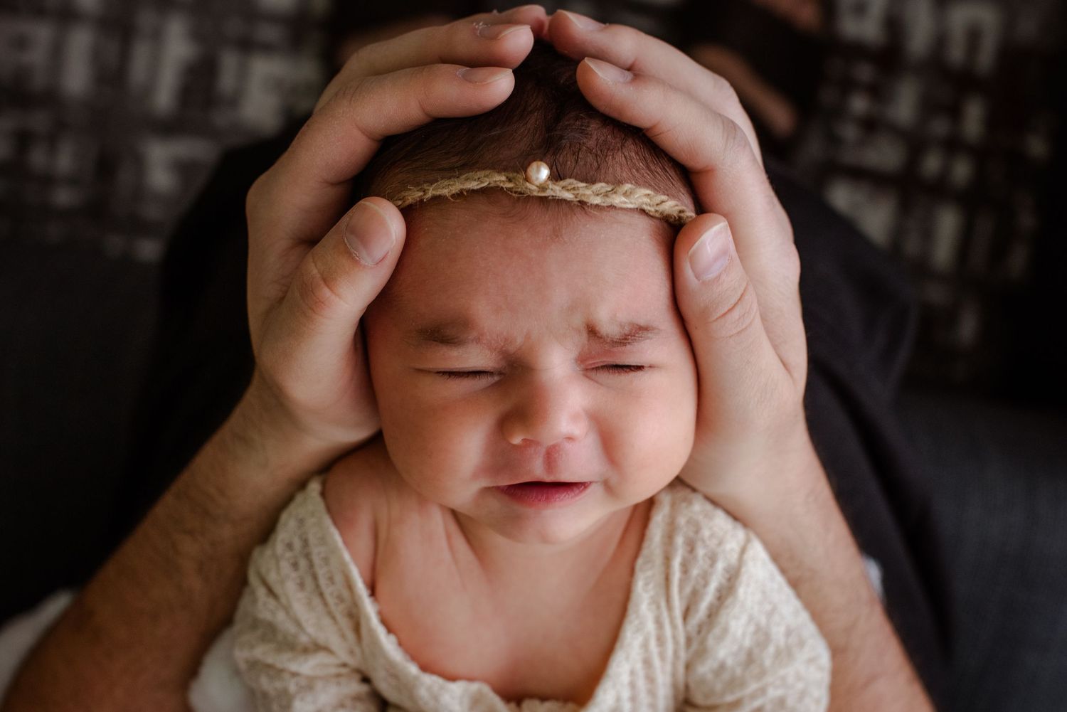 Neugeborenenfotos Berlin Neugeborenenfotografie mit Eltern Babyfotograf Babyshooting Emotionale Babyfotos