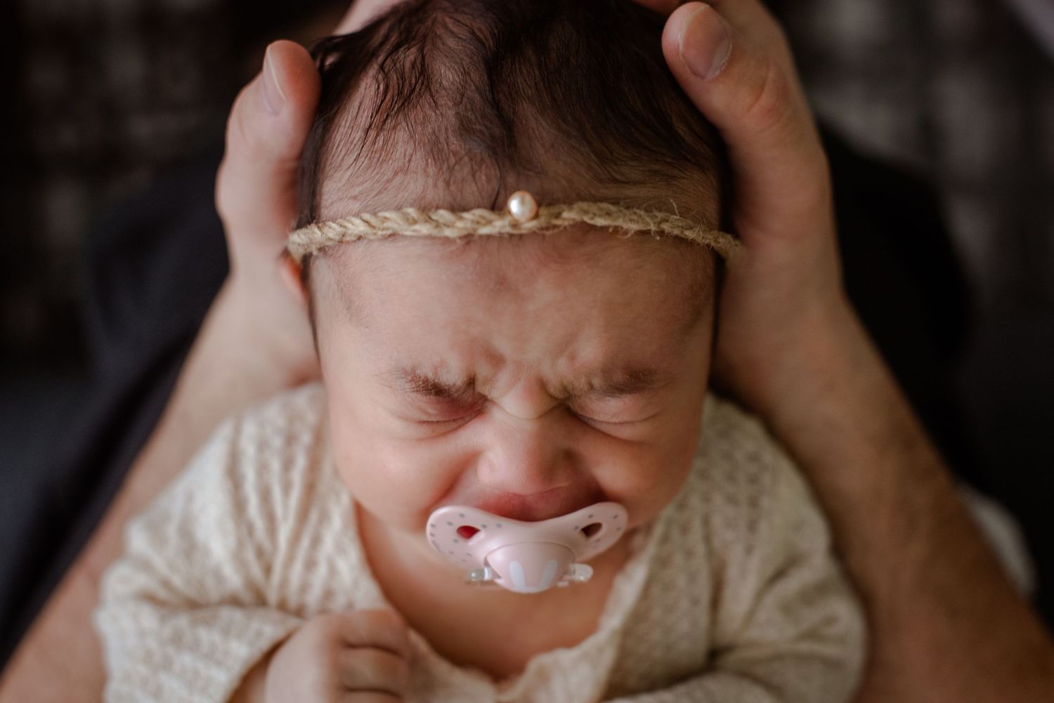 Neugeborenenfotos Berlin Neugeborenenfotografie mit Eltern Babyfotograf Babyshooting Emotionale Babyfotos