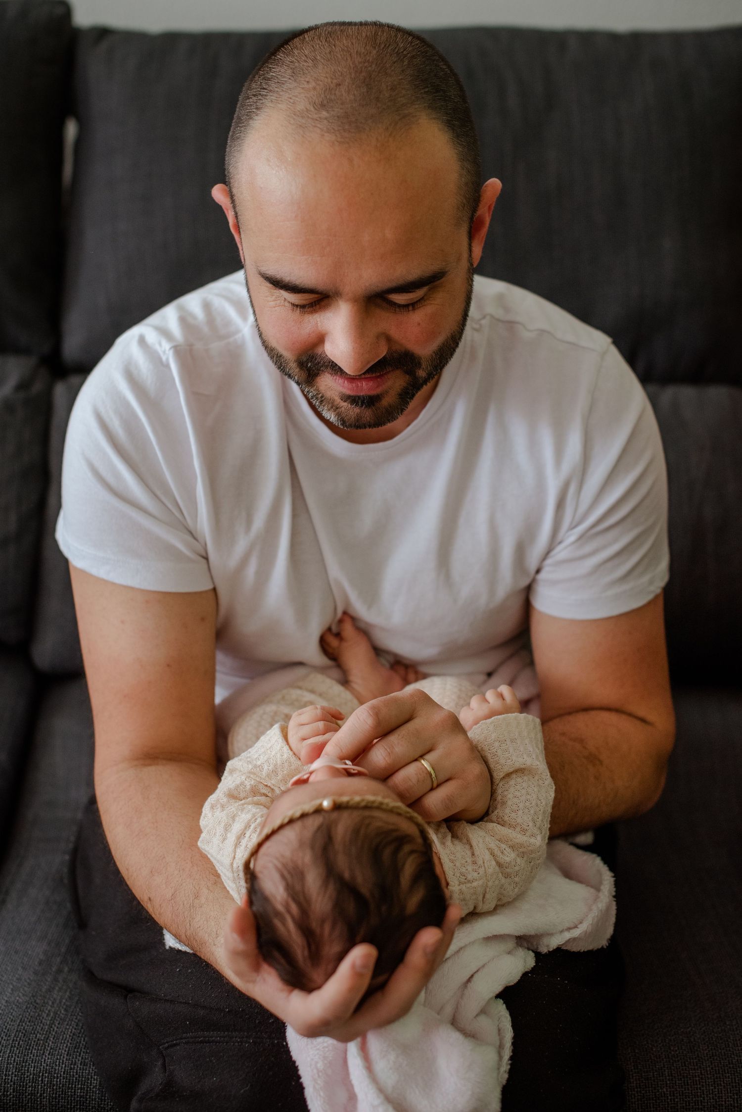 Neugeborenenfotos Berlin Neugeborenenfotografie mit Eltern Babyfotograf Babyshooting Emotionale Babyfotos