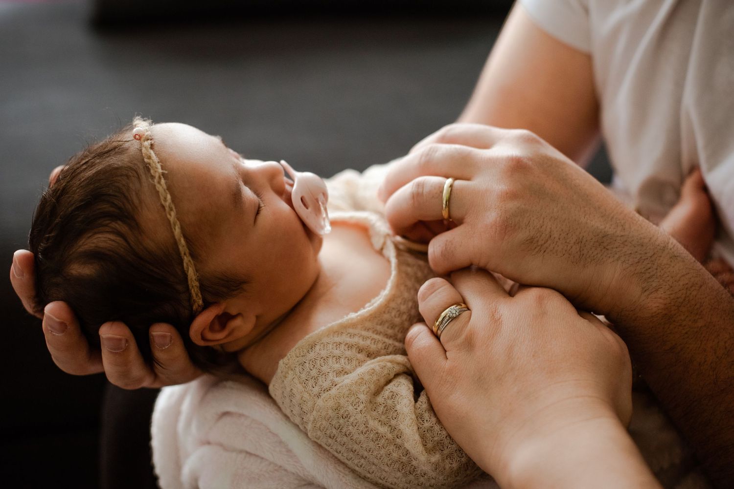 Neugeborenenfotos Berlin Neugeborenenfotografie mit Eltern Babyfotograf Babyshooting Emotionale Babyfotos