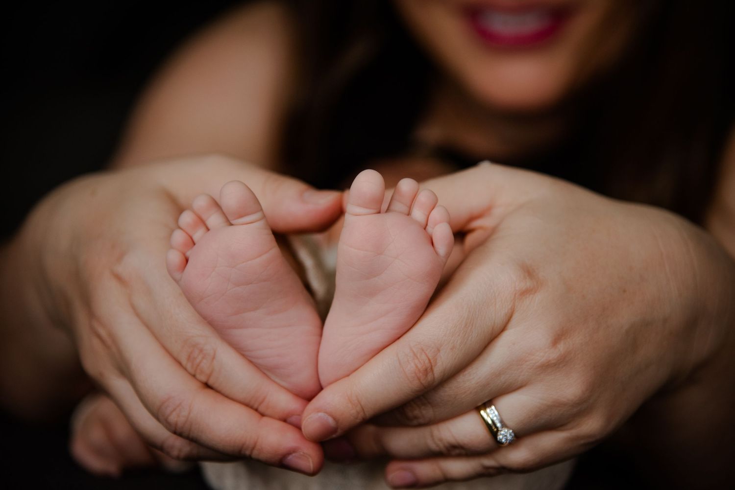 Neugeborenenfotos Berlin Neugeborenenfotografie mit Eltern Babyfotograf Babyshooting Emotionale Babyfotos