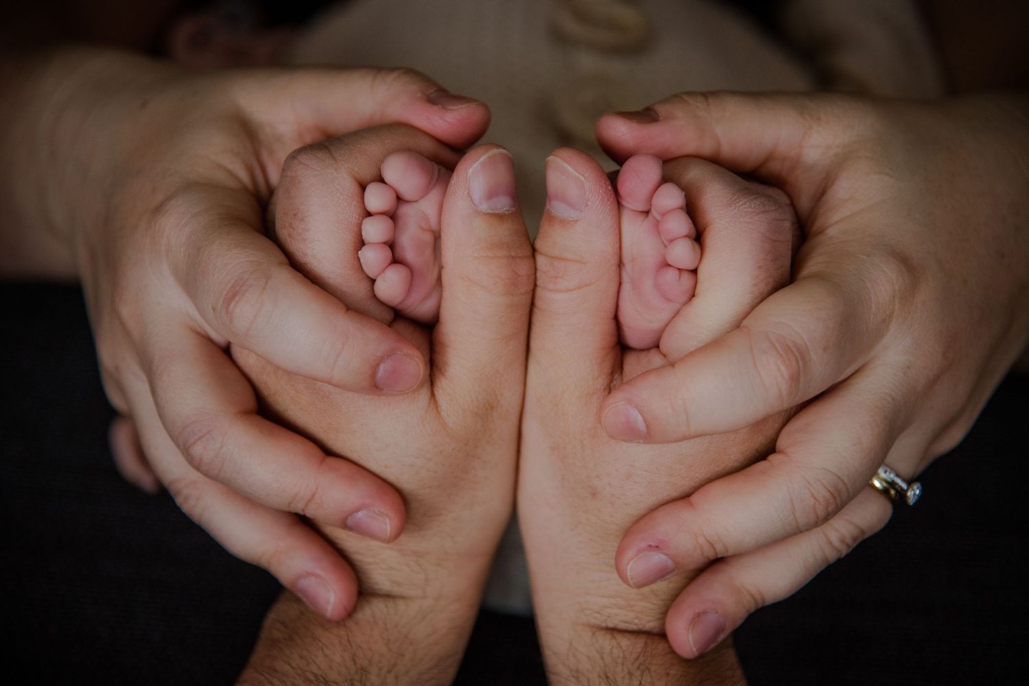 Neugeborenenfotos Berlin Neugeborenenfotografie mit Eltern Babyfotograf Babyshooting Emotionale Babyfotos