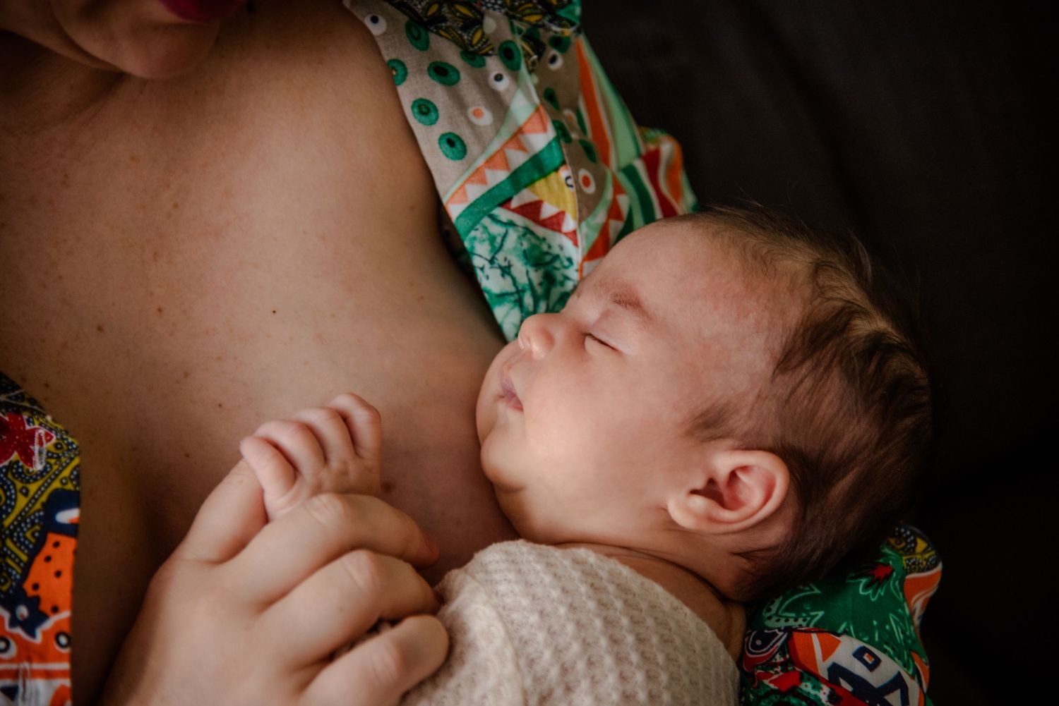 Neugeborenenfotos Berlin Neugeborenenfotografie mit Eltern Babyfotograf Babyshooting Emotionale Babyfotos