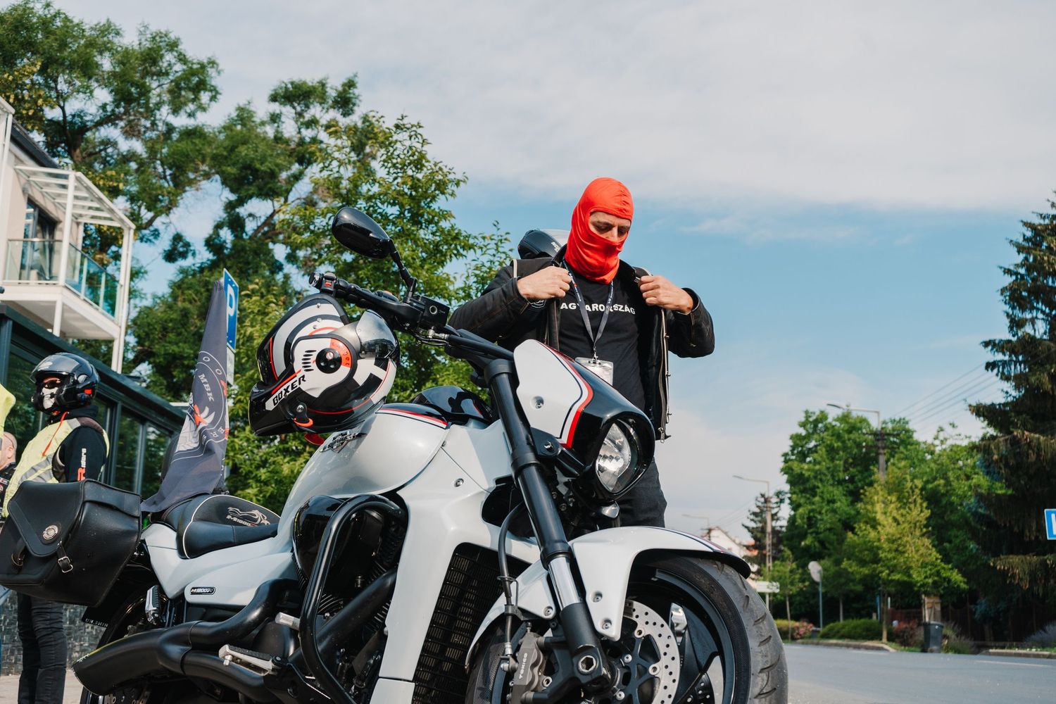 Motoros páros a városban, stílusos felszerelésben – dinamikus lifestyle fotózás kalandvágyó vagy márkázott tartalmakhoz tökéletes választás.