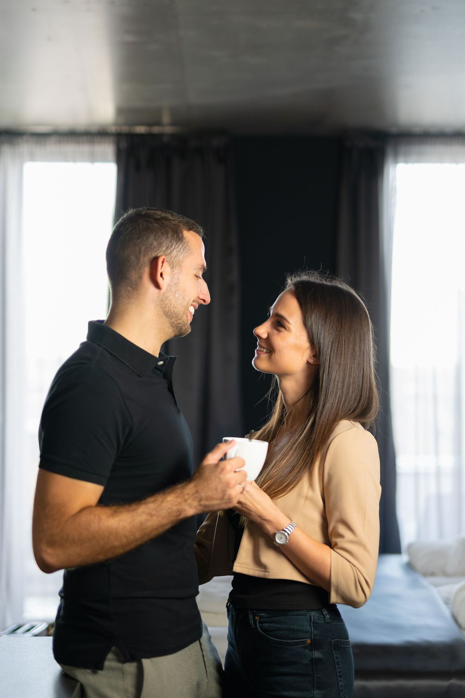 Fiatal pár meghitt pillanata szállodai szobában – lifestyle fotózás pároknak, tökéletes love story vagy romantikus hétvége bemutatásához.