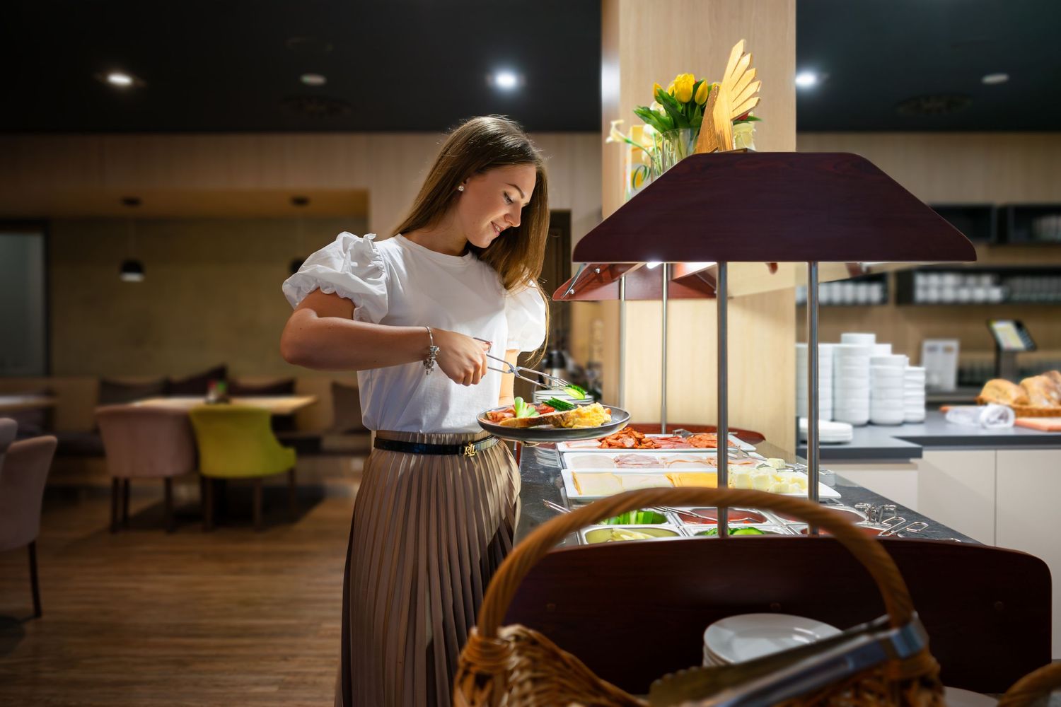 Vendég válogat a svédasztalos reggelinél – éttermi vagy szállodai fotózás, amely a vendégélményt és a bőséges kínálatot hangsúlyozza.