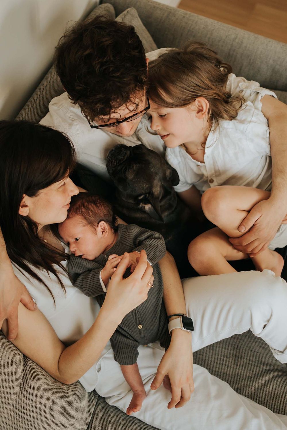 noworodek, starszy brat, mama, tata i pies na kanapie - sesja noworodkowa Krakó