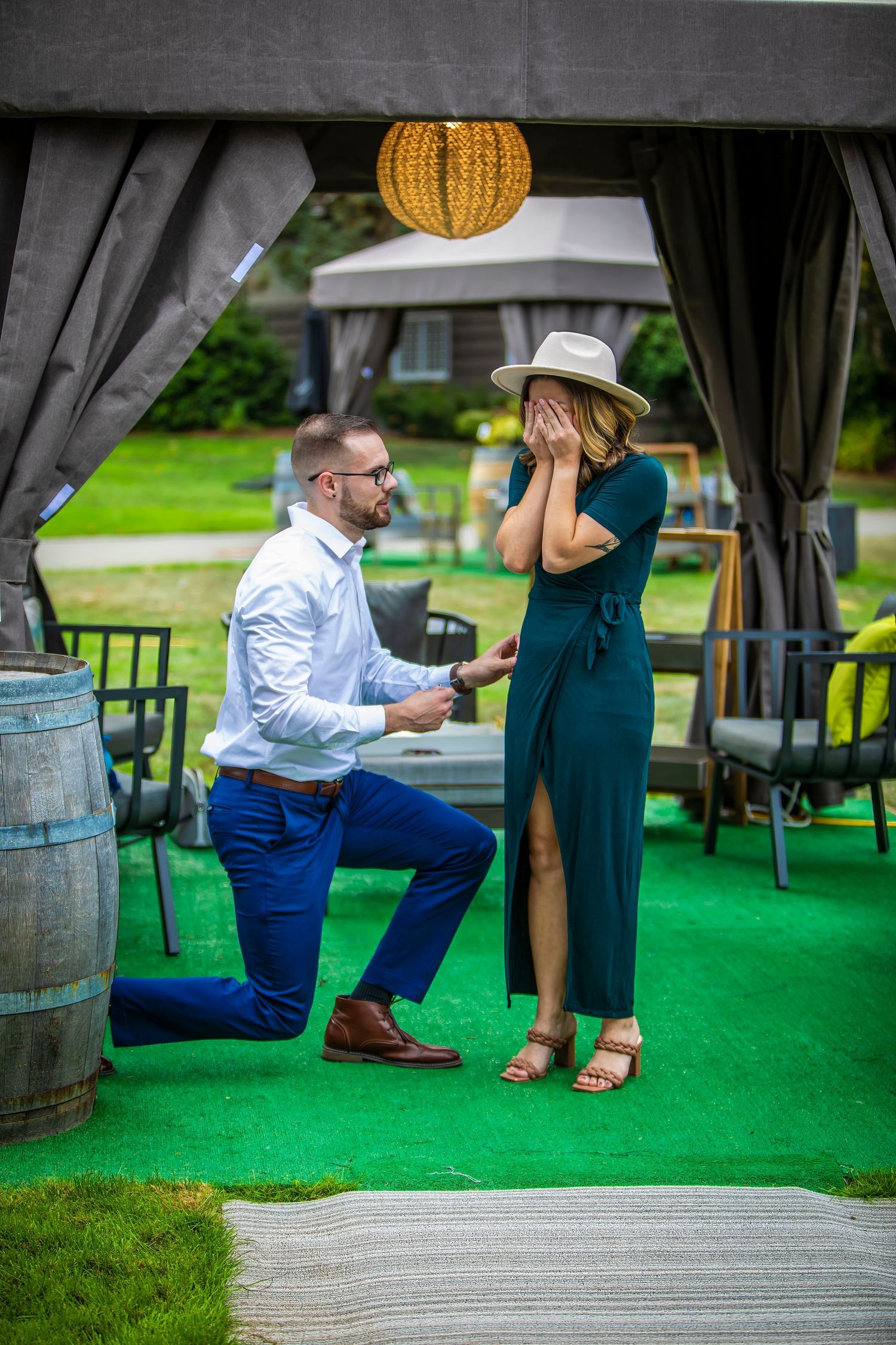 man proposing to women