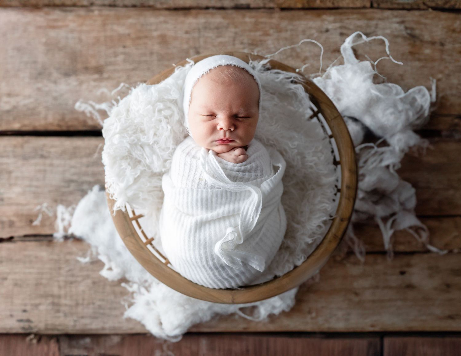 White and wood baby session - Newborn photography session in Clarksville TN
