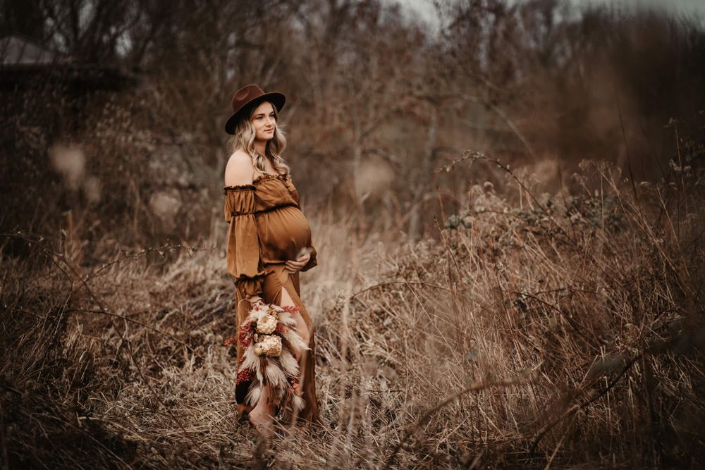 Schwangerschaftsfotos Schwangerschaft Fotos Fotoshooting Oberösterreich Salzkammergut Linz Boho Kleid Trockenblumen OÖ