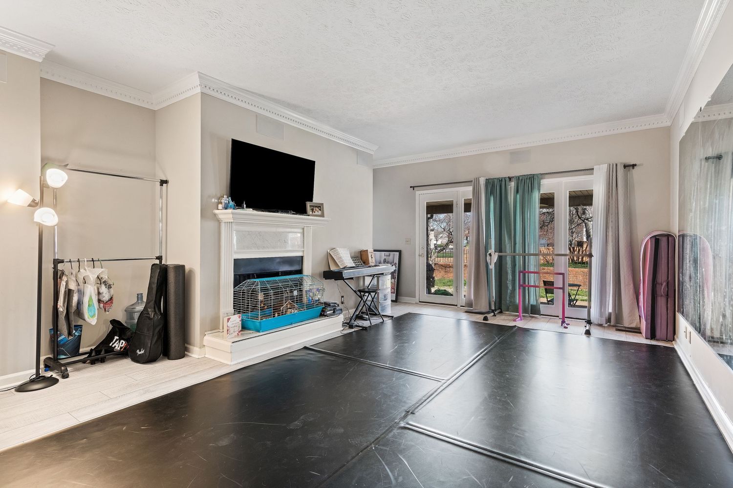 Decluttering and Virtual Staging