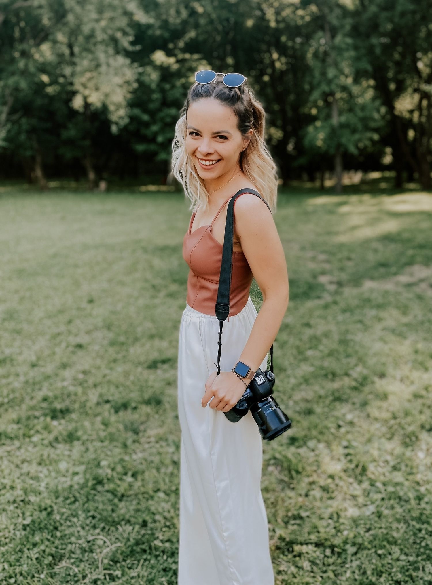 Moldvai Anikó, fotograf profesionist specializat în ședințe newborn și botez, în studio foto din Cluj-Napoca