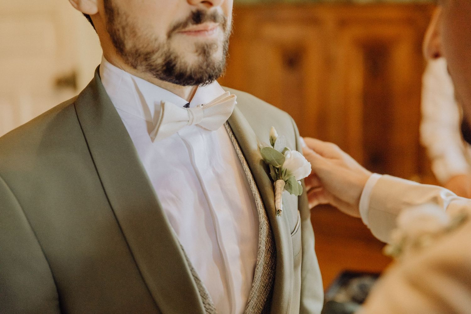 Préparatifs de mariage capturés en lumière naturelle, gestes tendres et détails élégants.