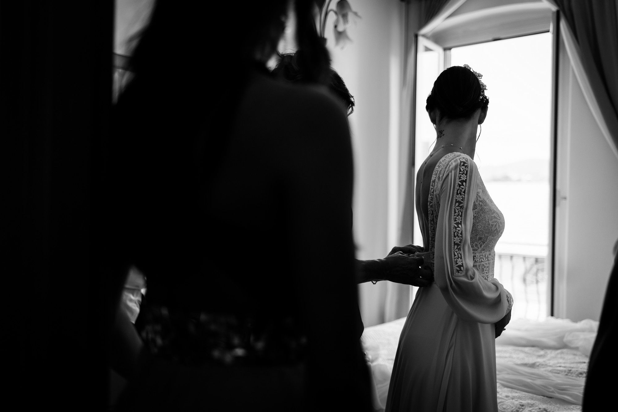 la sposa prova l'abito
