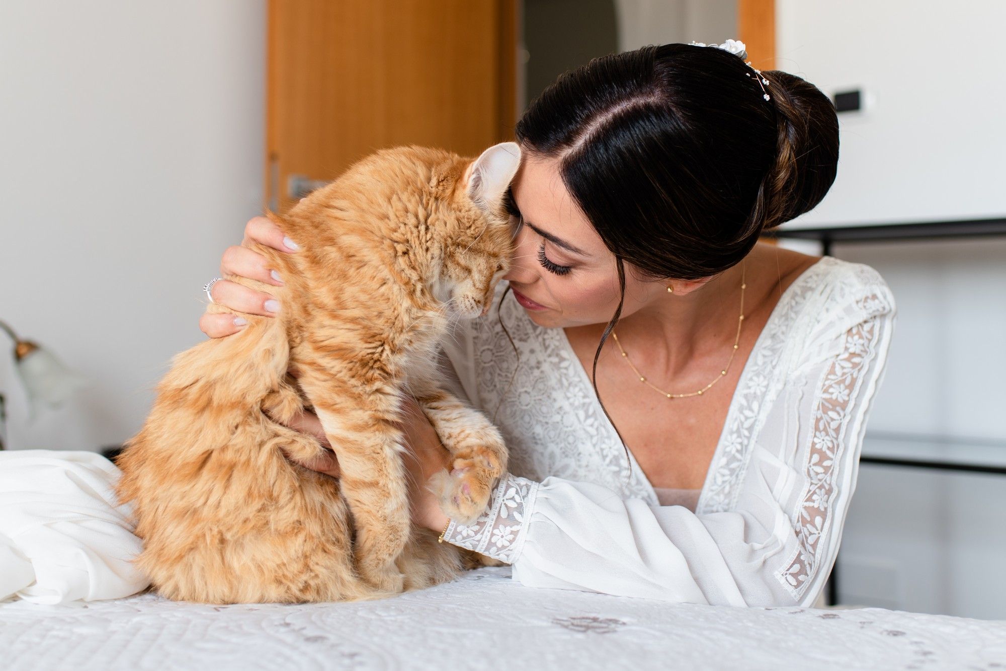 sposa sul letto col gatto