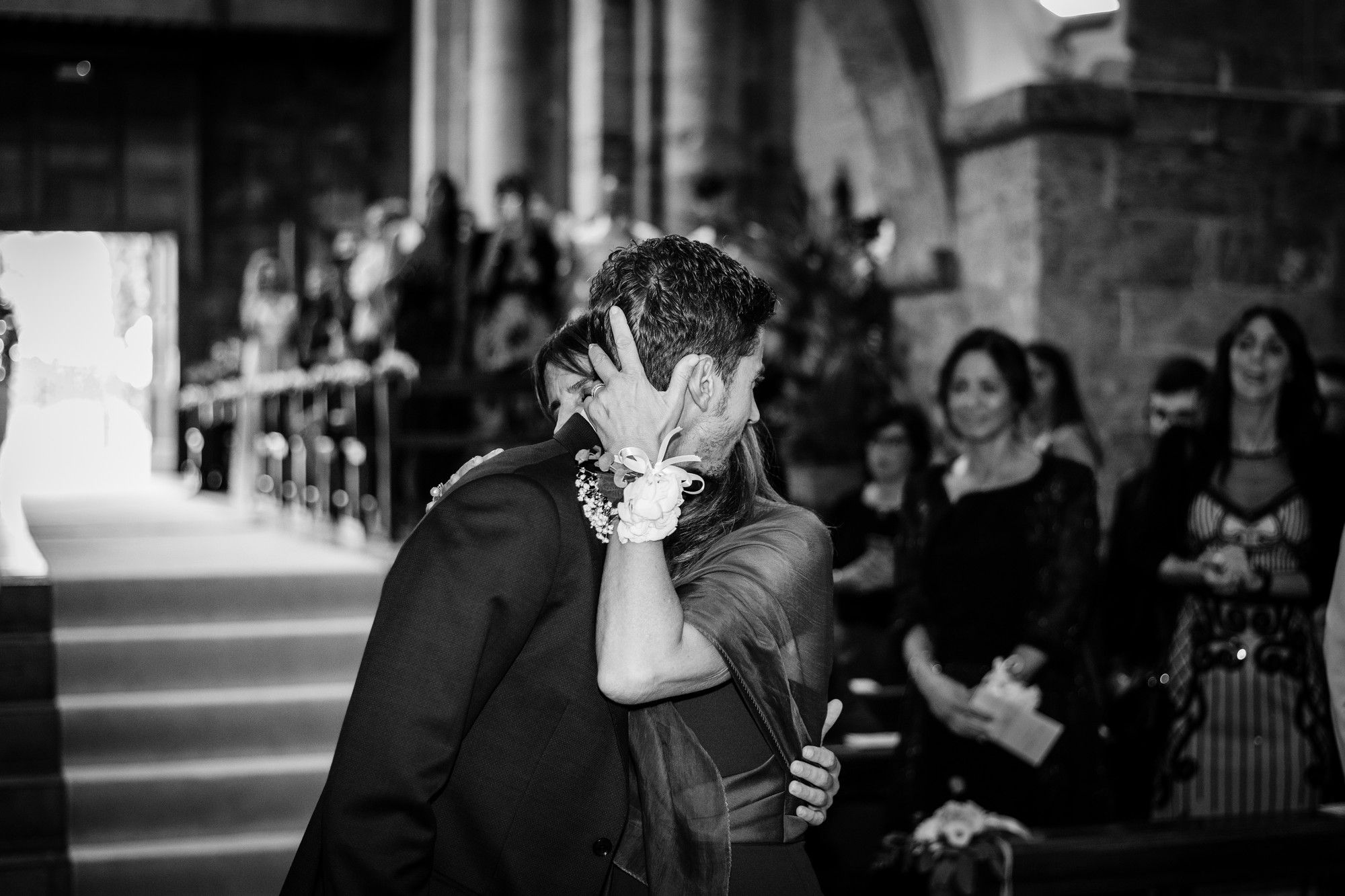 la sposa accompagna il figlio all'altare