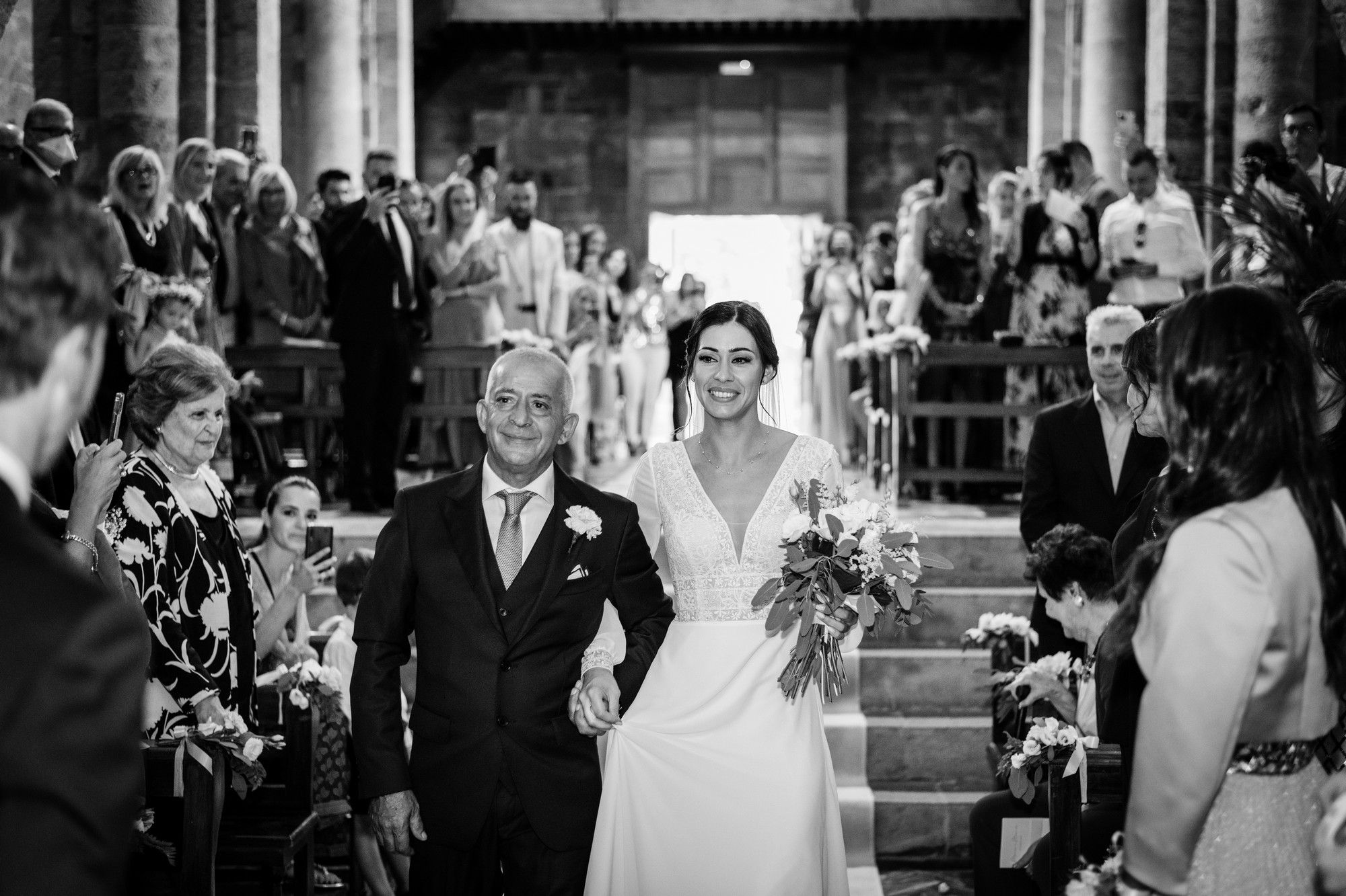il papà accompagna la sposa all'altare