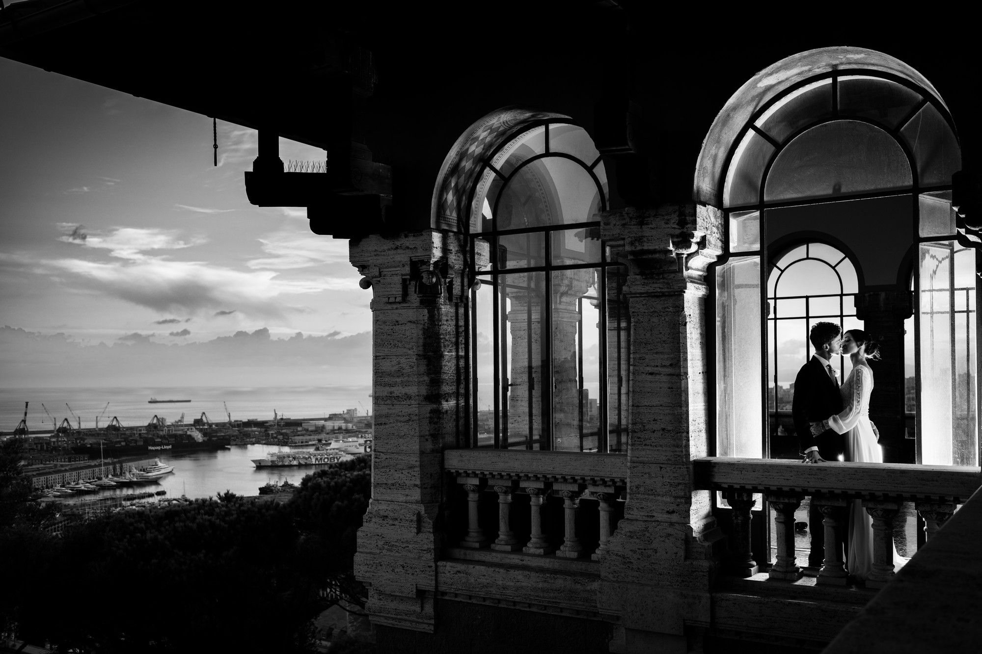 sposi sul terrazzo di castello bruzzo a genova