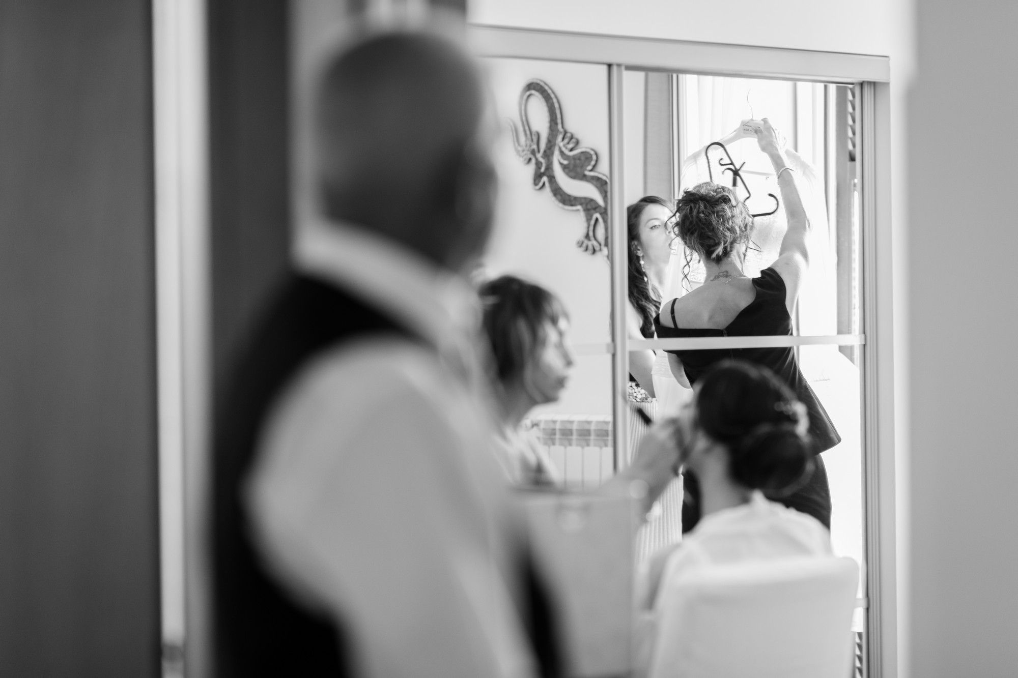 la mamma sistema l'abito da sposa