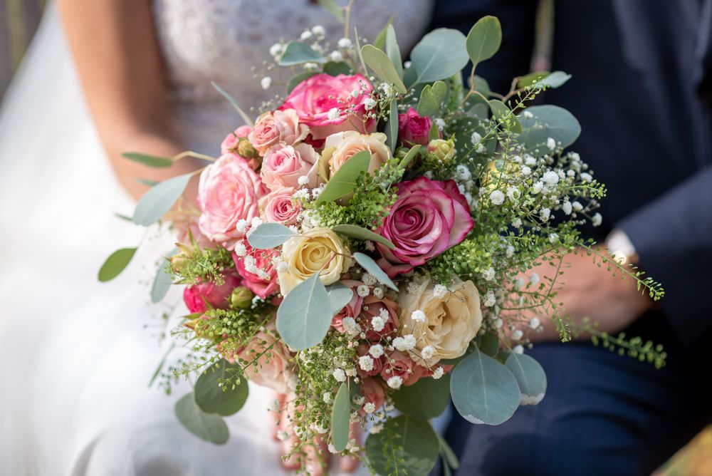 Brautstrauß mit Rosen in verschiedenen Rosatönen