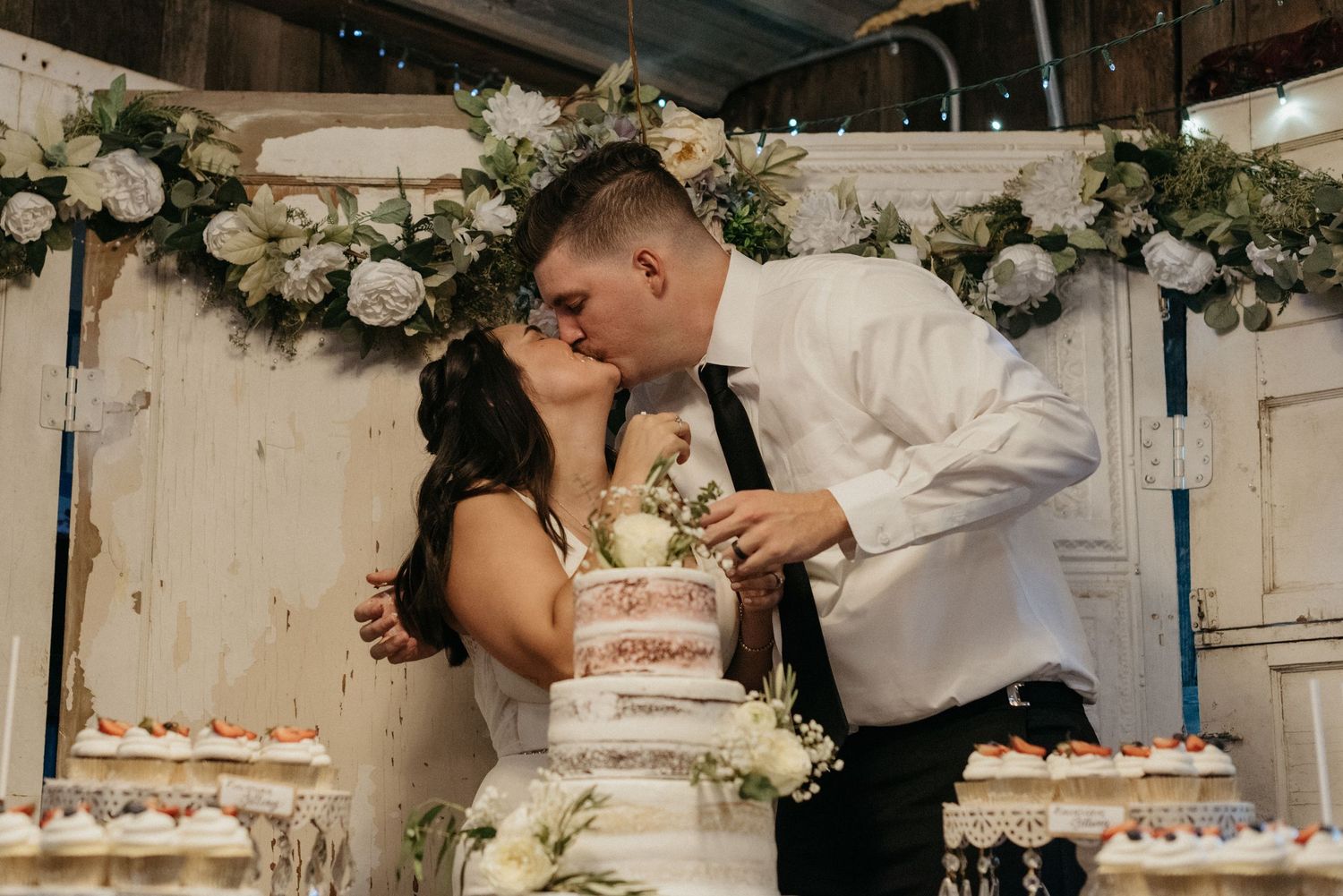 cake cutting wedding inspo