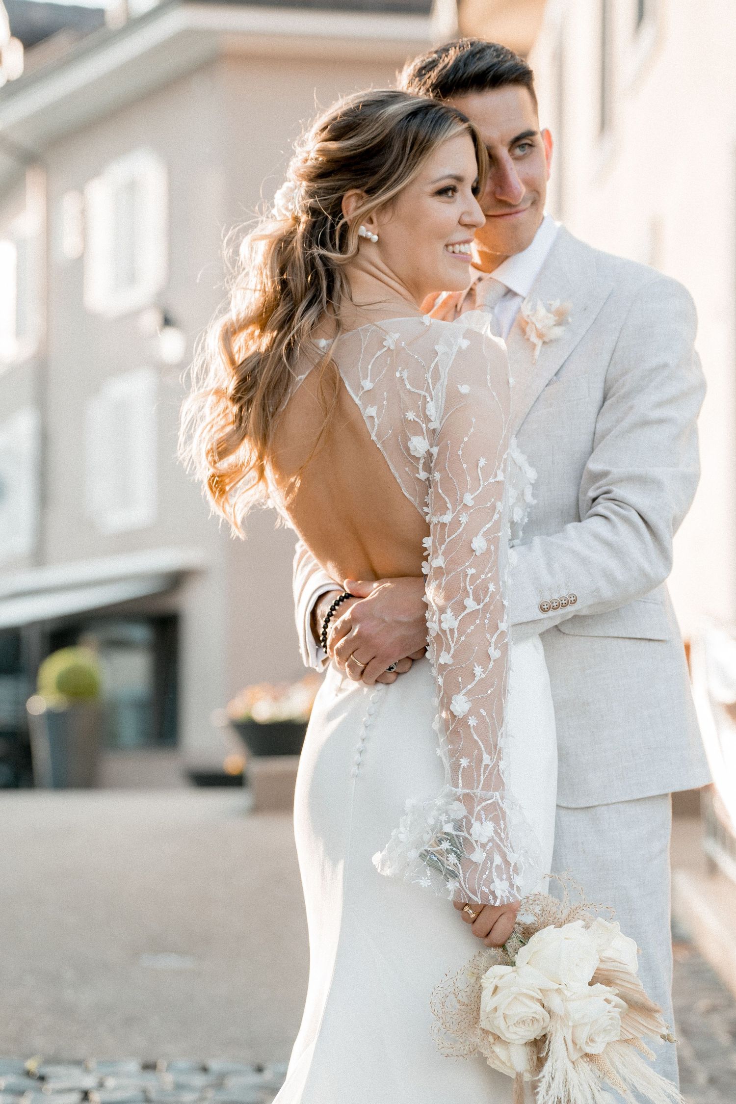 Couple pendant mariage chic et romantique Vaud