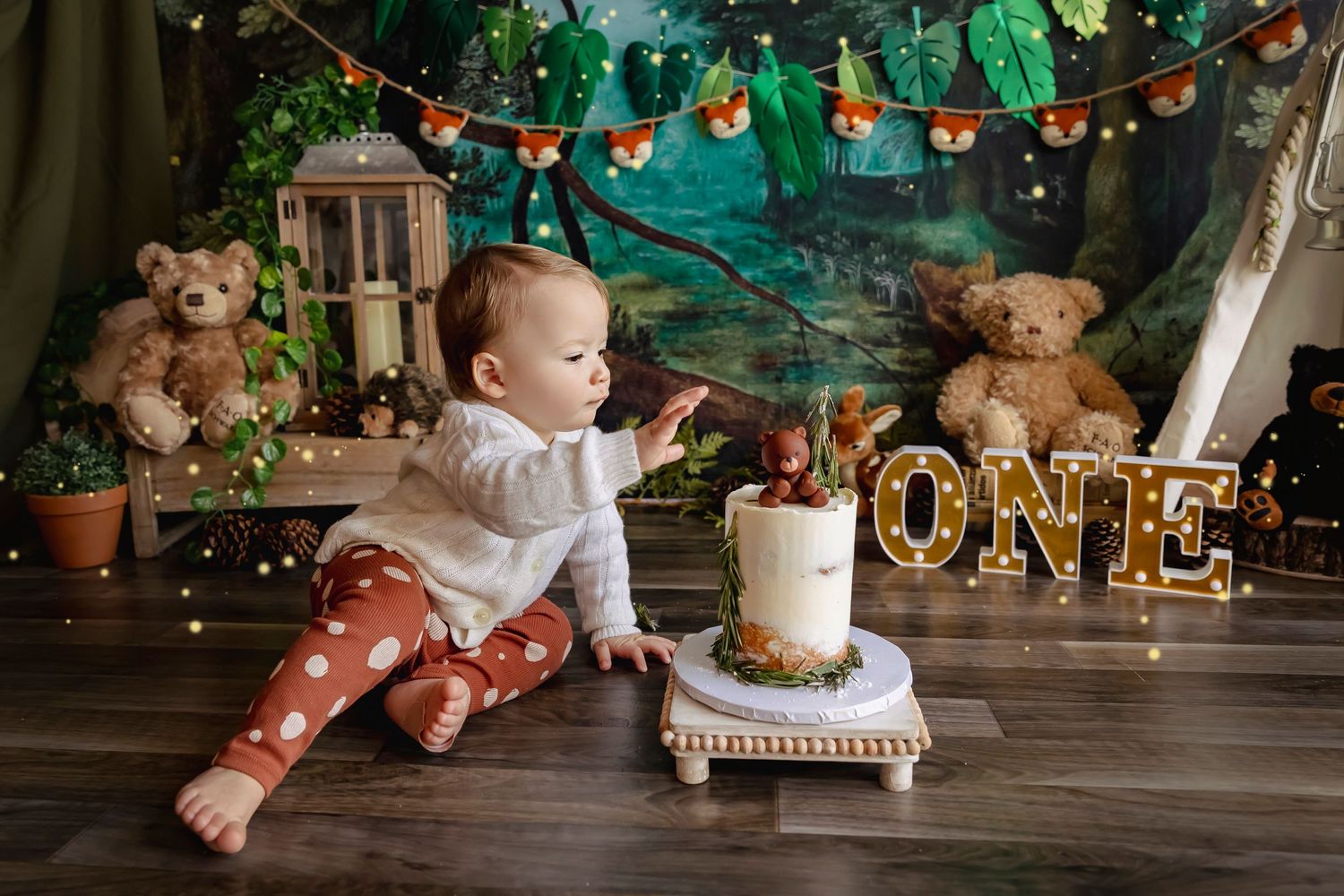 bebe participando en su cake smash fotografa de bebes en ponce