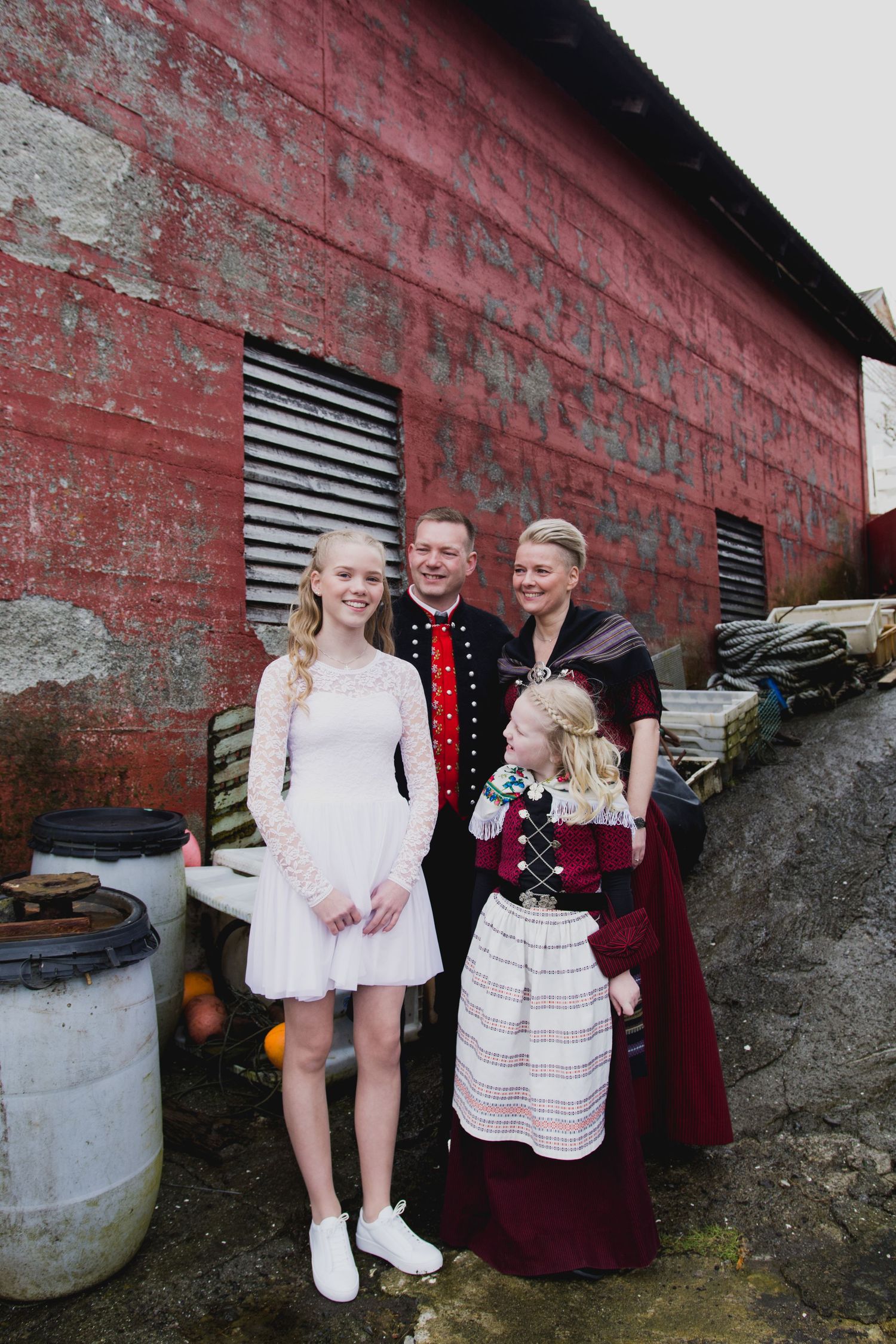 Konfirmant med familie, familiebillede