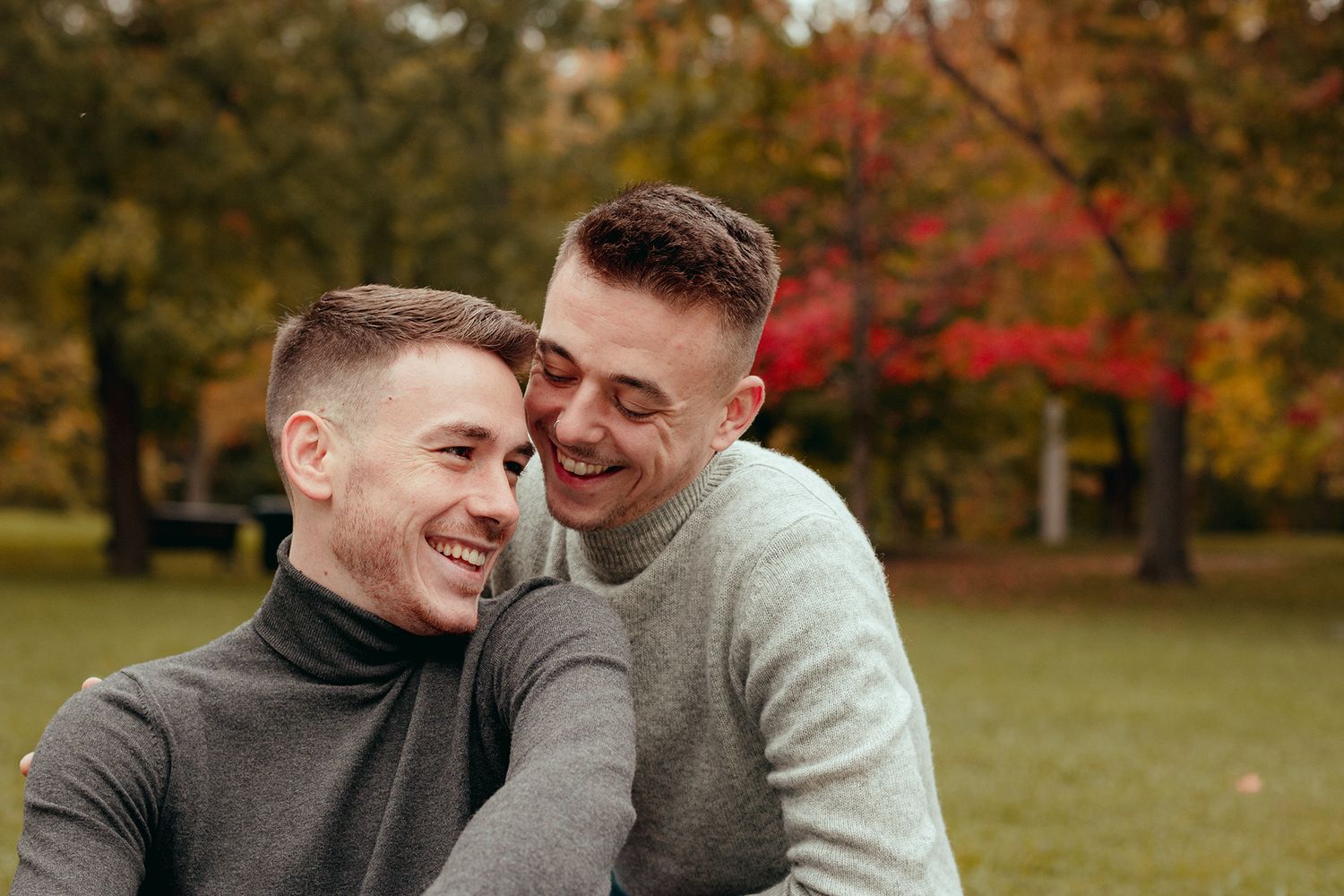 Séance photo couple hommes à Montréal au parc Jeanne-Mance en automne