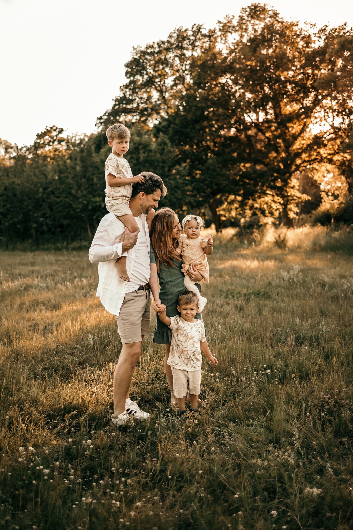 Familj fotograferad i golden hour.