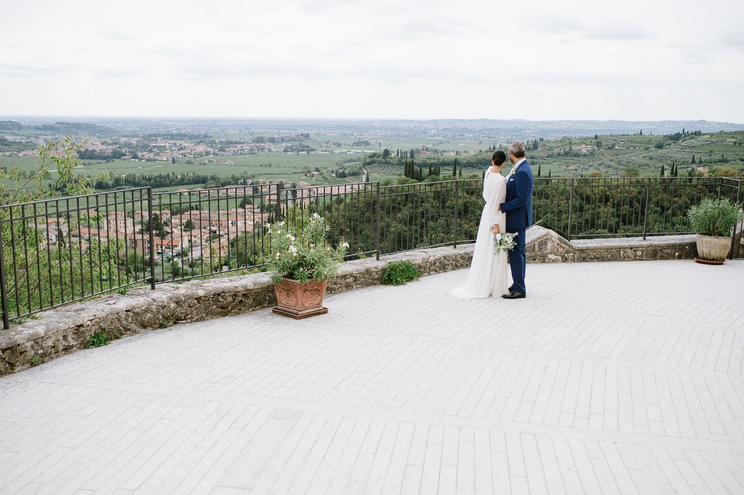 Sessione di coppia durante un servizio fotografico di matrimonio in Valpolicella a Verona