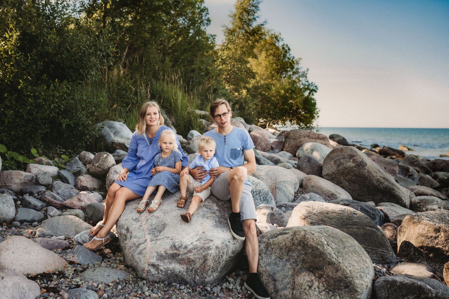 perepildid looduses, perefotograaf, lõbusad lastefotod, pildistamine looduses, fotograaf Mai Harak