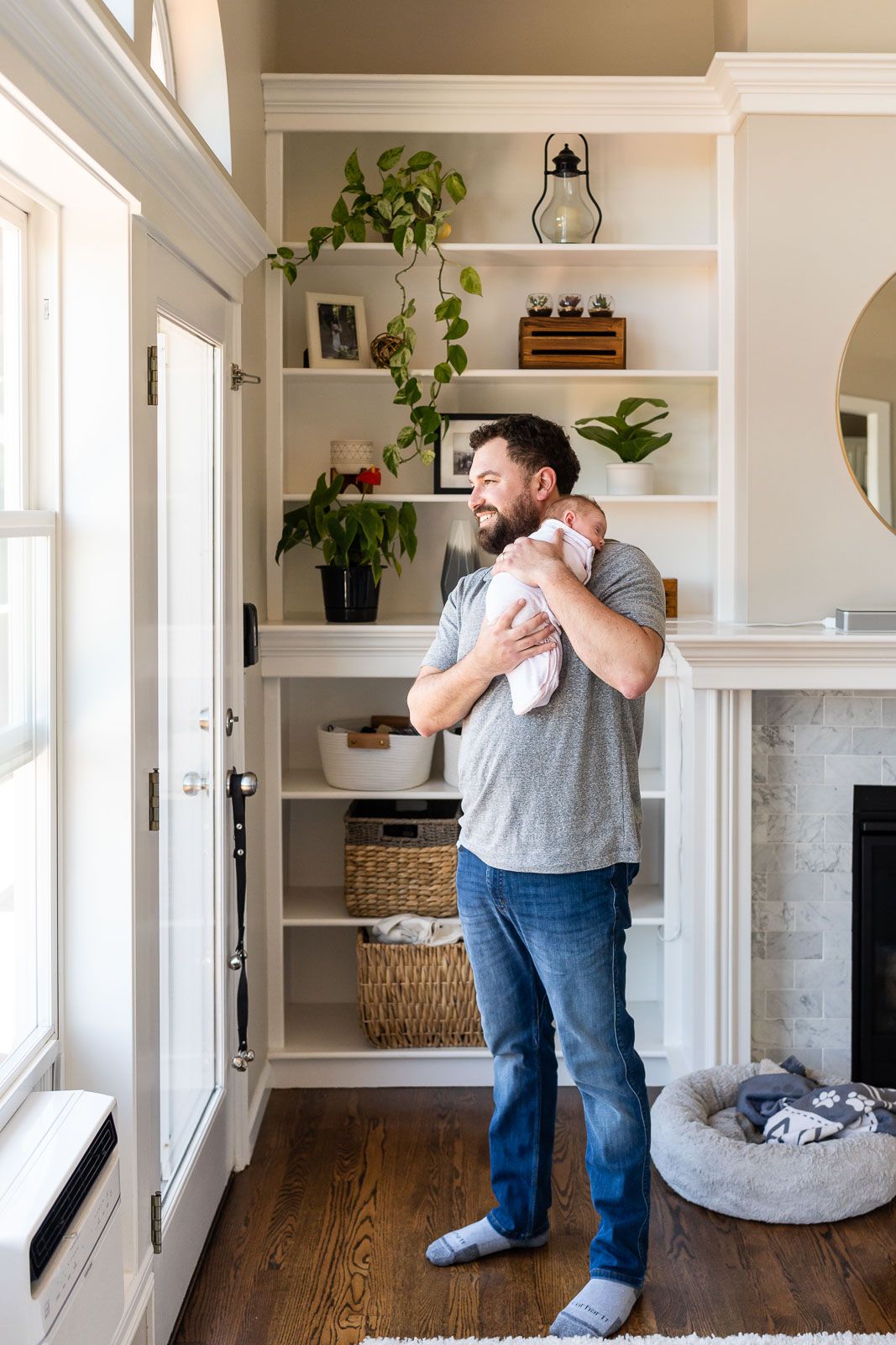 Size comparison with dad and newborn daughter.