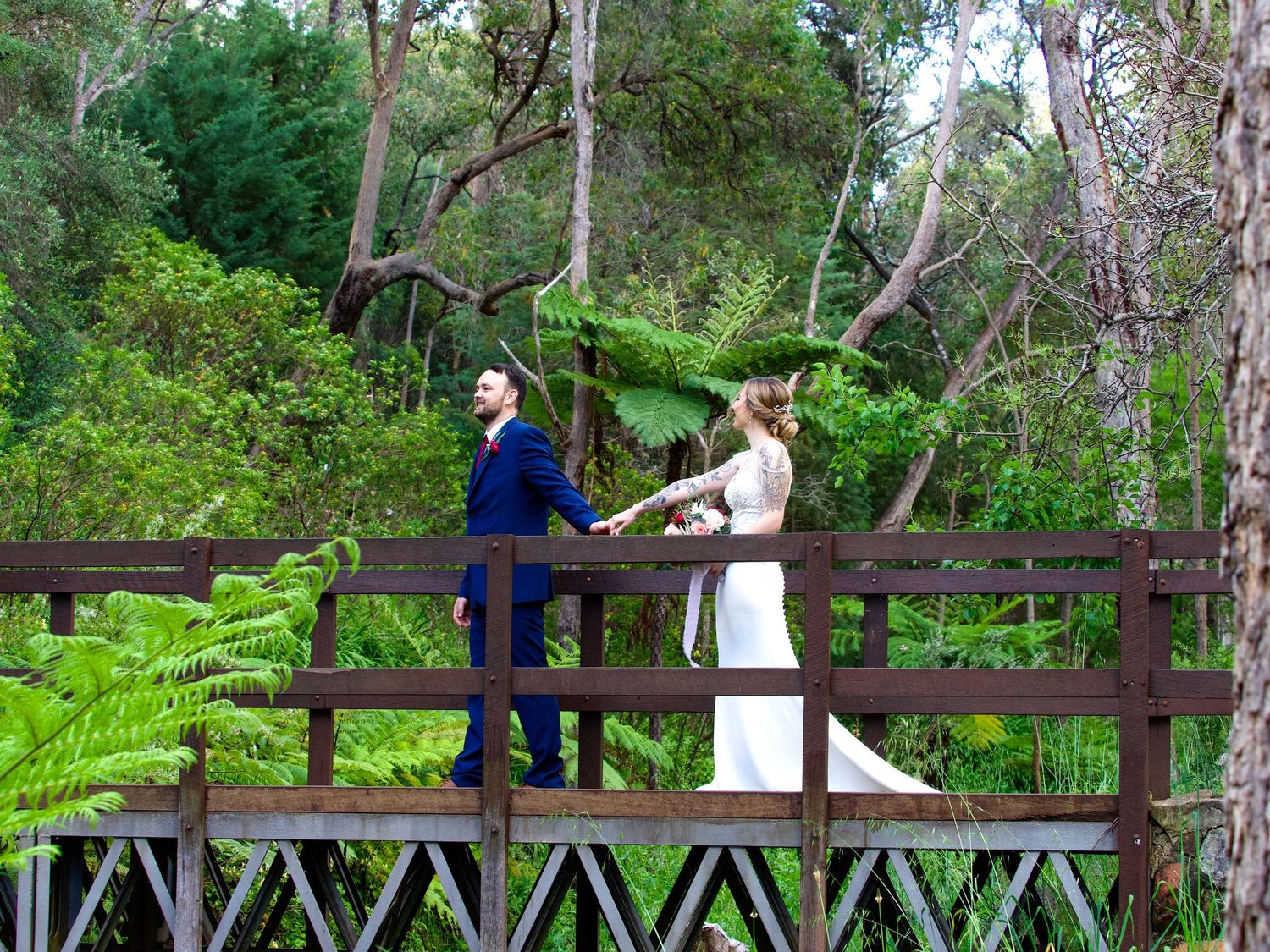 Happly married hunsband and wife in amongst the greeenery of beautiful Araluen Botanical Garens in Perth WA