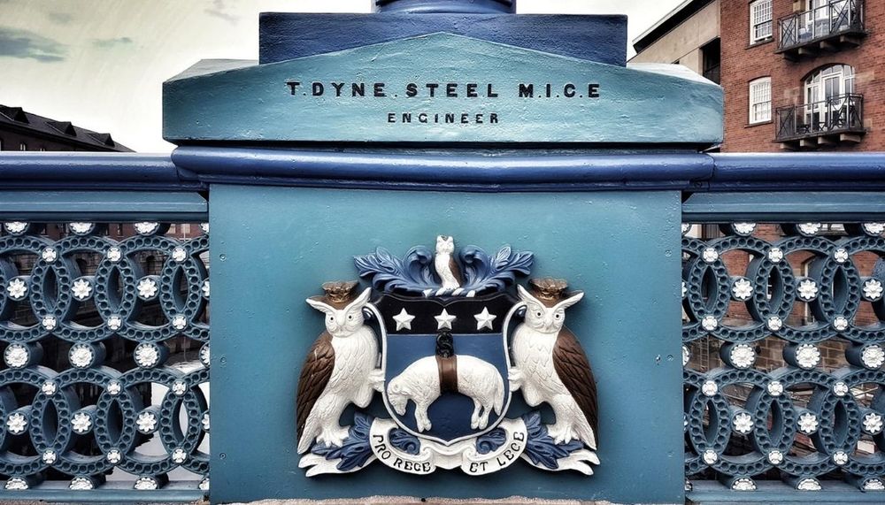 paul heaney photography lamppost base of leeds bridge with city of leeds crest