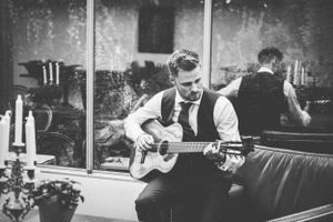 groom playing in guitar in Mallorca wedding party
