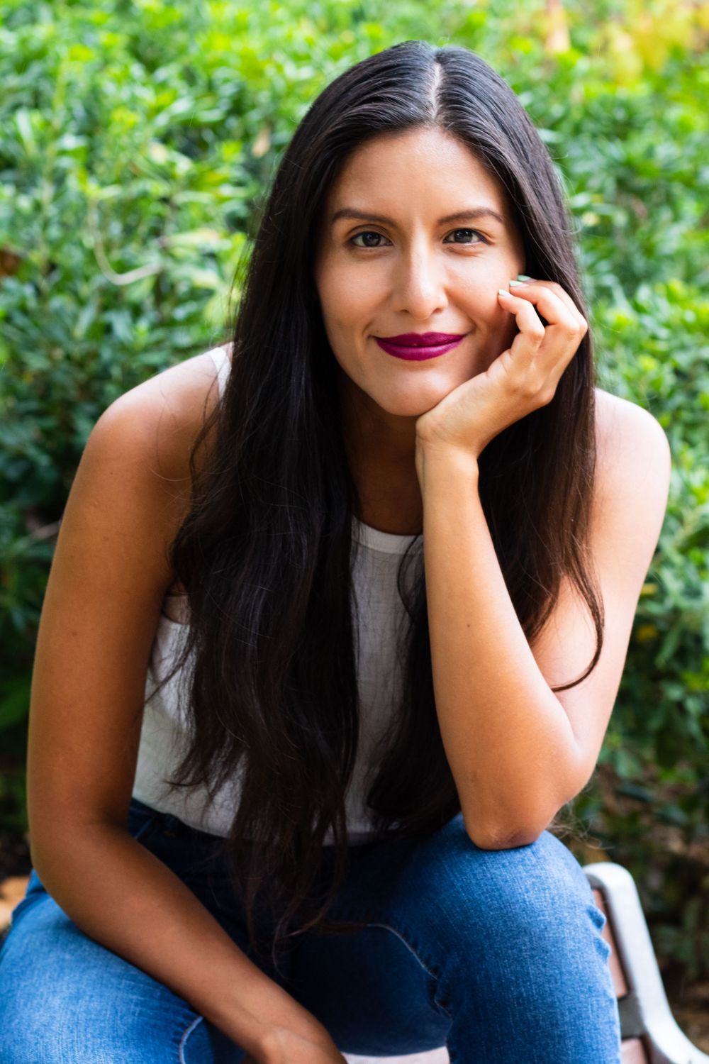 fotografia de mujer sujetandose el rostro