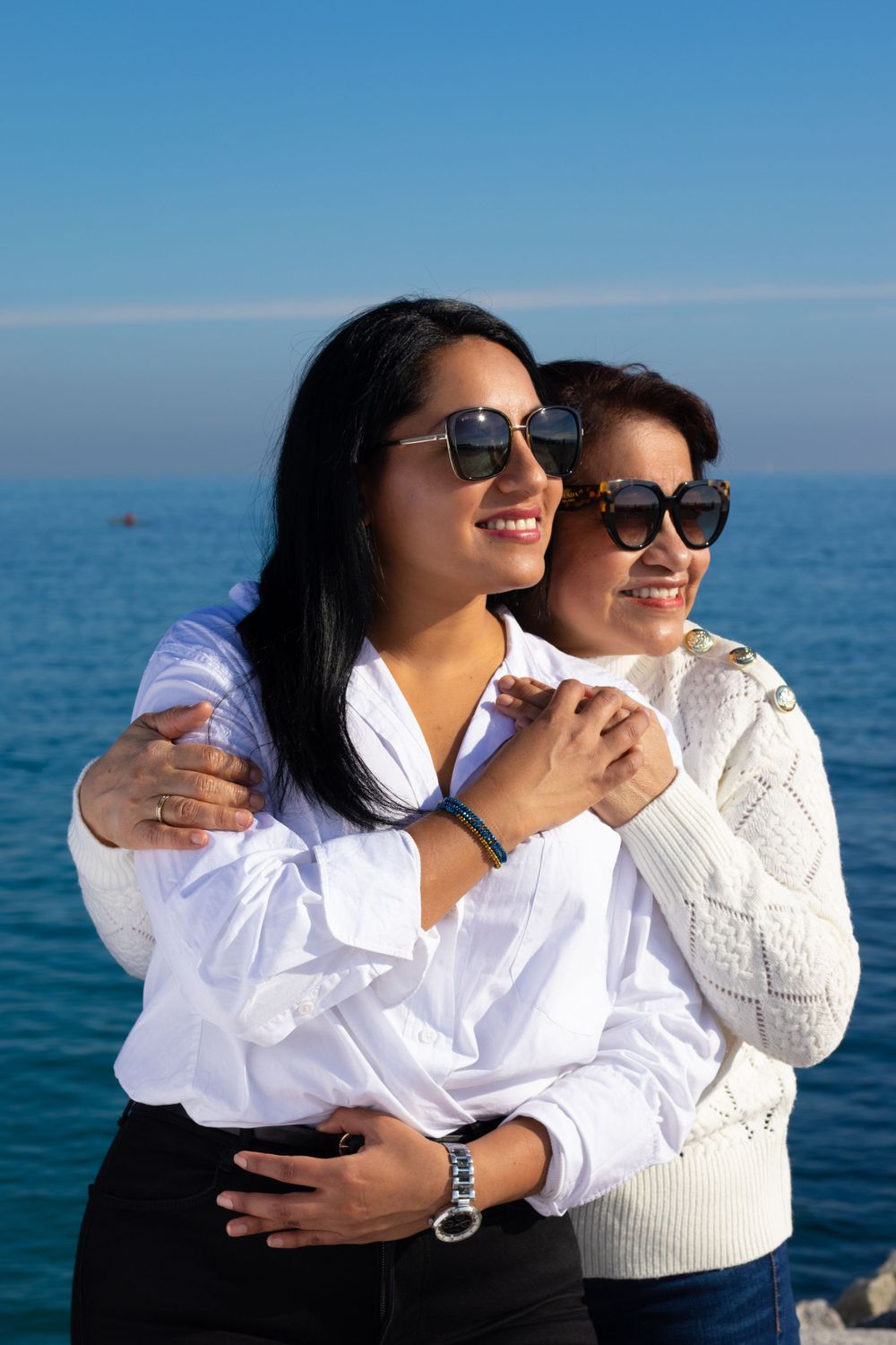 retrato de madre e hija en playa de barcelona