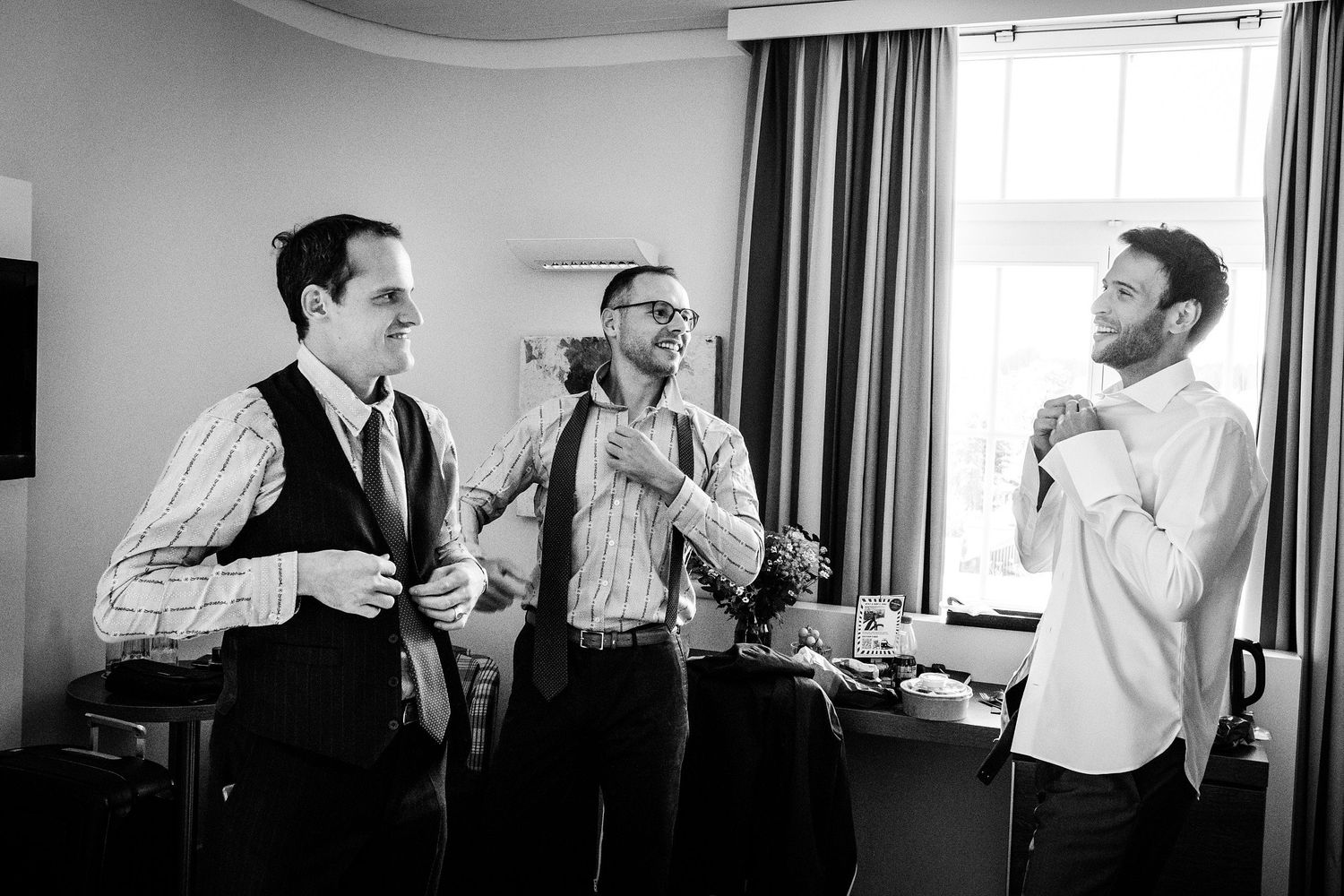 TLOOK photographe de mariage de style documentaire, préparatifs du marié