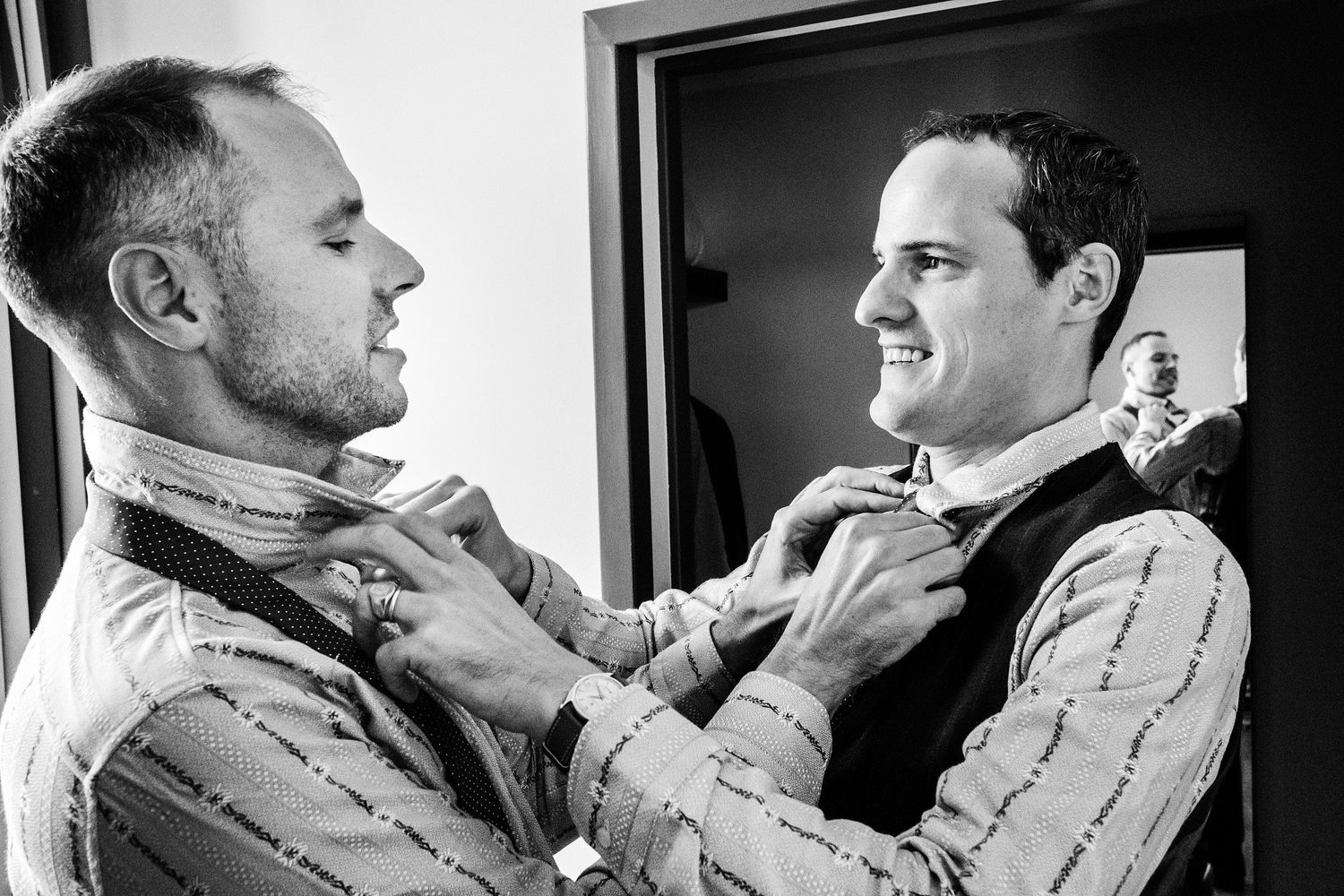TLOOK photographe de mariage de style documentaire, préparatifs du marié