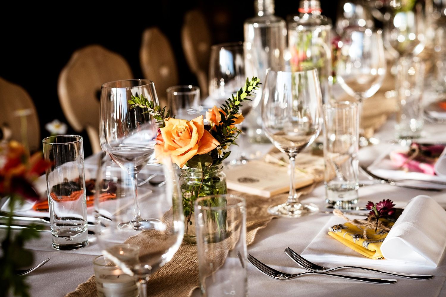 TLOOK photographe de mariage de style documentaire, Wasserngrat à Gstaad décoration tables